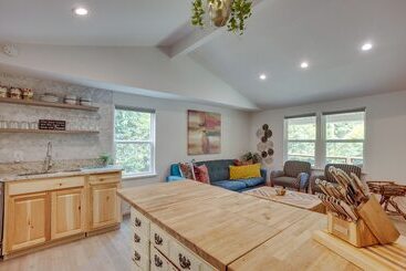 Peaceful Retreat: Conroe Cottage W/ Decks, Views!