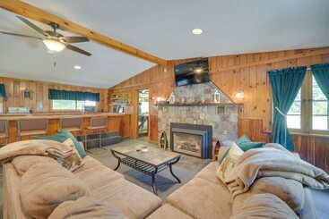 별장 Spacious Winter Retreat W/ River Access + Kayaks!