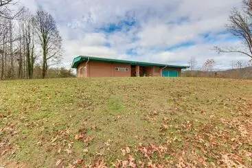 Mökkimajoitus Stunning Copperhill Retreat W/ Mountain Views!