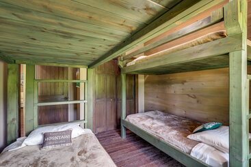 بيت ريفى Unique Burnsville Home W/ Mountain Views + Deck!