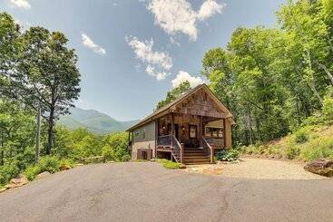 Mökkimajoitus Unique Burnsville Home W/ Mountain Views + Deck!