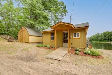 Mökkimajoitus Waterfront Lake Cabin: Close To Boating & Fishing!