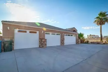 کلبه Bullhead City Vacation Rental: Private Pool & Spa!