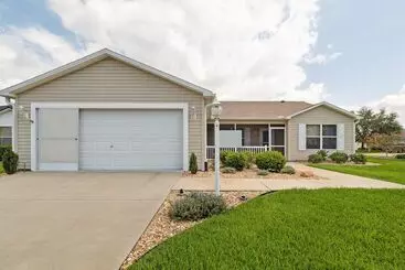 Mökkimajoitus Charming Villages Home W/ Lanai & Golf Cart!