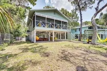 コテージ Crystal River Retreat W/ Private Dock & Kayaks!