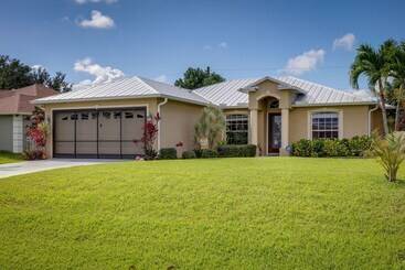 Dom wiejski Family Friendly Port St. Lucie Home W/ Pool!