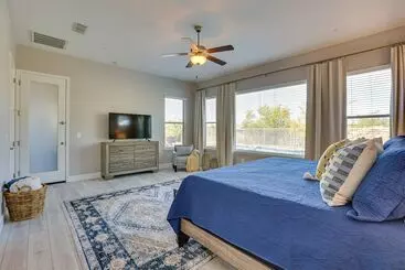 Mökkimajoitus Luxe Goodyear Home: Pool, Swim Up Bar, Game Room!