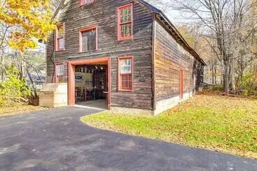 Mökkimajoitus ~ 6 Mi To Lake George: Charming Adirondack Home!