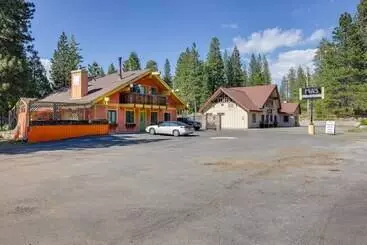 Mökkimajoitus Dodge Ridge Pinecrest Mountain Cabin: Near Hiking!