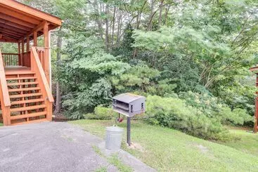 Mökkimajoitus Sevierville Cabin W/ Wraparound Deck + Lake Access