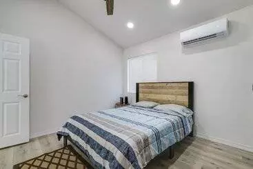 کلبه Sleek + Modern El Paso Retreat ~ 6 Mi To Downtown!