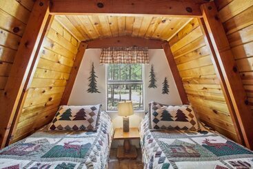 קוטג'' Near Trails: Forest Lake Retreat W/ Backyard Oasis