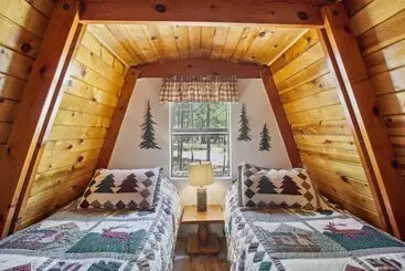 Mökkimajoitus Near Trails: Forest Lake Retreat W/ Backyard Oasis