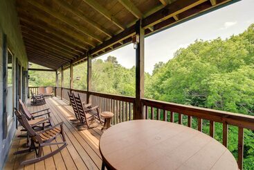 별장 Upscale Sevierville Cabin W/ Hot Tub & Views!