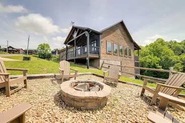 Mökkimajoitus Upscale Sevierville Cabin W/ Hot Tub & Views!