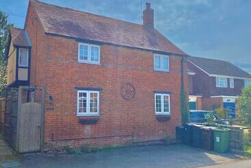 Oxfordshire Village Cottage With Private Garden