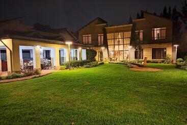 تختخواب و صبحانه Florances Rest House