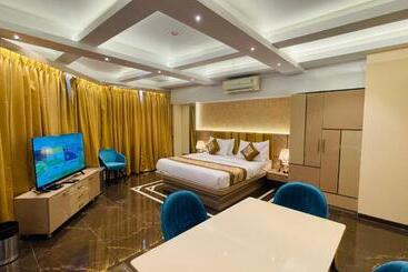 בית מלון כפרי Home2 Renaissance Club