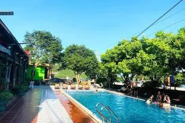 هتل Woodstock Beach Camp