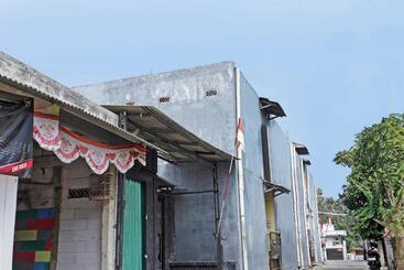 Hotel Oyo Life 92936 Kost Teteh Erni Karawang