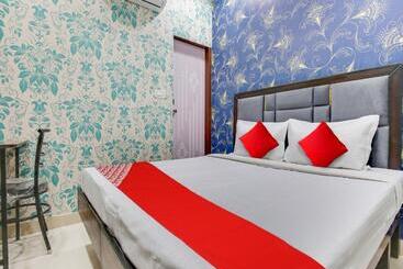 فندق Flagship Small Town