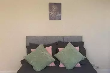 Apartahotel Coventry Spacious Rooms In City