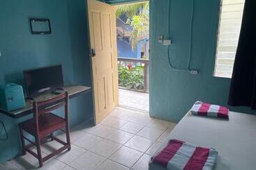 هتل Airport Inn Roatan