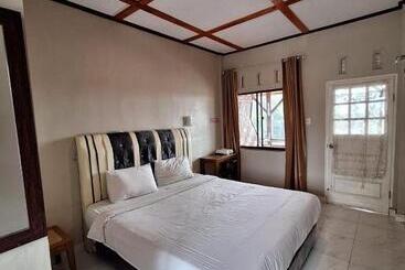 پانسیون Ron S Guest House Berastagi Backpacker Rooms