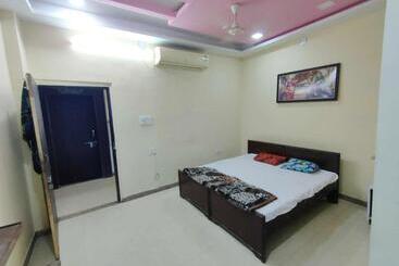 Hotel Oyo 81016 Honey Palace Restaurant Guest House