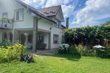 Majatalo світанок у горах