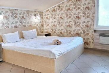 هتل Lisova   лісова готельня і сауна