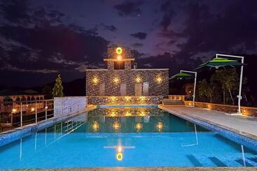 בית מלון כפרי The Sky Imperial  Nakoda Green Valley