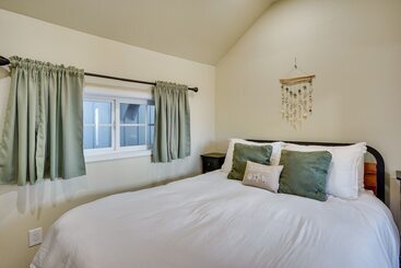 Avalon Cottage < Half Mi To Beaches & Crescent Ave