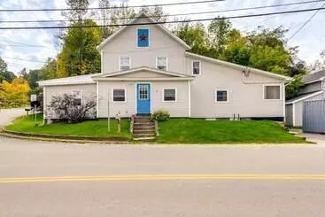 Mökkimajoitus Cozy Vermont Escape   Patio, Lake & Mountain Views