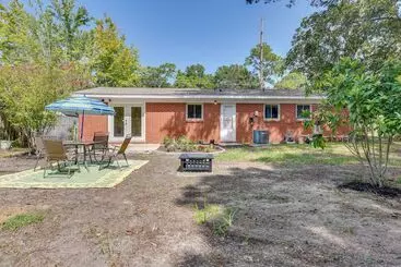 Mökkimajoitus Florida Escape W/ Patio & Fire Pit, Near Beaches!
