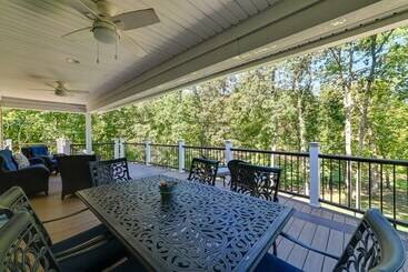 بيت ريفى Lakefront Gilbertville Haven W/ Private Boat Dock!