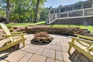 Mökkimajoitus Lakefront Gilbertville Haven W/ Private Boat Dock!