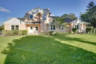 Mökkimajoitus Lakefront Winter Haven Retreat: Hot Tub & Patio!