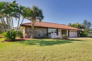 Mökkimajoitus Waterfront Fort Myers Home: Private Pool & Dock