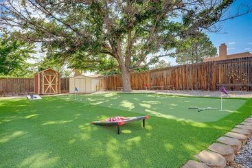 کلبه Albuquerque Home W/ Hot Tub + Putting Green!