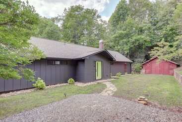 Landhus Brevard Retreat: Fireplace, Deck & Screened Porch!