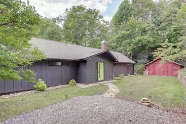 Mökkimajoitus Brevard Retreat: Fireplace, Deck & Screened Porch!