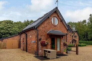 Charming 2 Bed Cottage, Beautiful Views, Knutsford