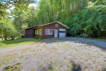 Mökkimajoitus Charming Gatlinburg Home: Pets & Families Welcome!