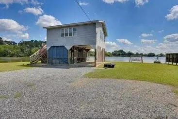 Landhus Lakefront Alabama Escape W/ Boat Dock & Fire Pit!