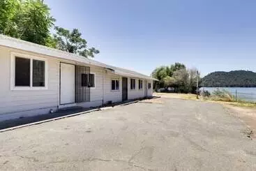 Mökkimajoitus Quiet Lakefront Clearlake Vacation Rental!