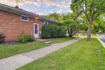 Mökkimajoitus Royal Oak Home: 13 Mi To Downtown Detroit