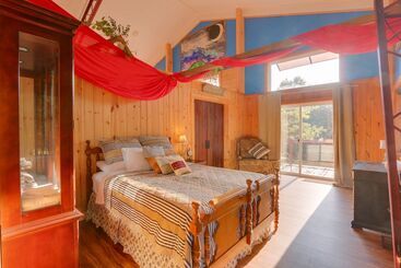 Сельский дом Secluded Berkeley Springs Home W/ Fire Pit + Deck!