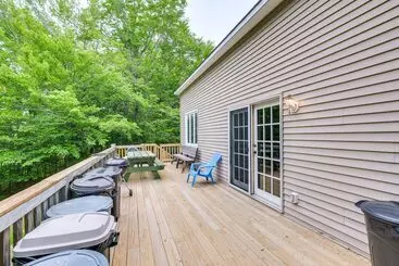 Mökkimajoitus Secluded Harmony Cabin W/ Deck, Dock, Boats!