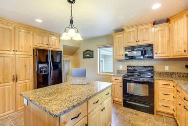 קוטג'' Shawano Vacation Rental: Close To Main Street!